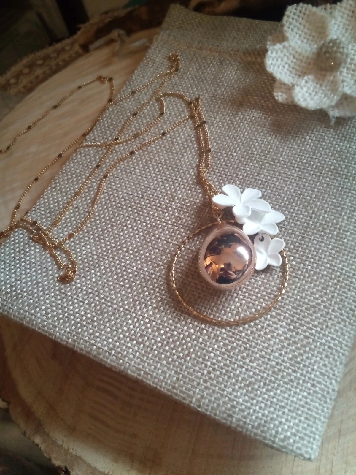 Collar colgante BOLA gota y flores blancas – photo 4